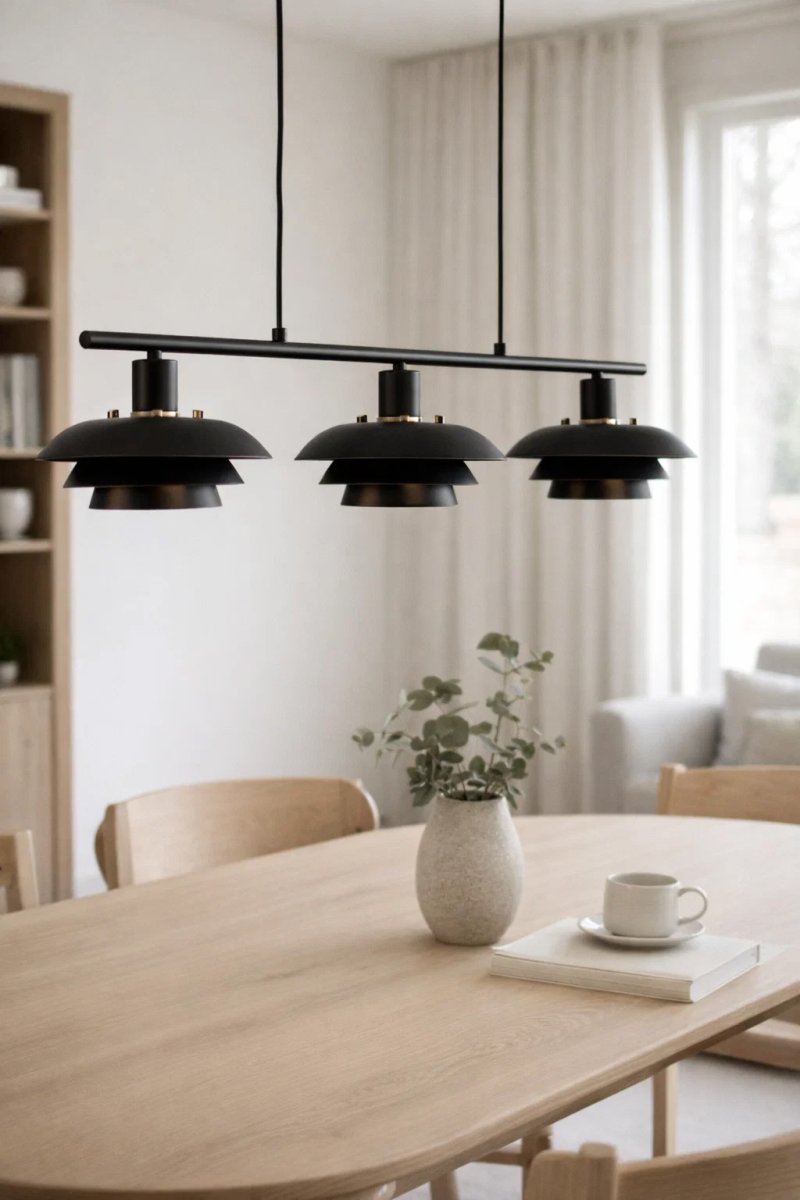 Stealth 86cm Schwarz hängelampe Von Nordic Lighting - Die Leuchte wird mit zwei Sets an Details geliefert &ndash; Kn&ouml;pfen und Ringen in Messingoptik und Schwarz &ndash; sodass Sie ganz einfach die Optik w&auml;hlen k&ouml;nnen, die am besten zu Ihrer Einrichtung passt.