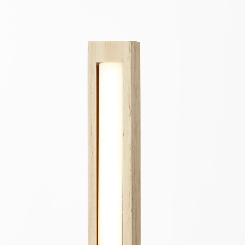 Arion Holz stehlampe Von Brilliant - Die Leuchte verbreitet warmweißes Licht mit 3000 Kelvin und ergänzt mit 1400 Lumen die allgemeine Raumbeleuchtung.