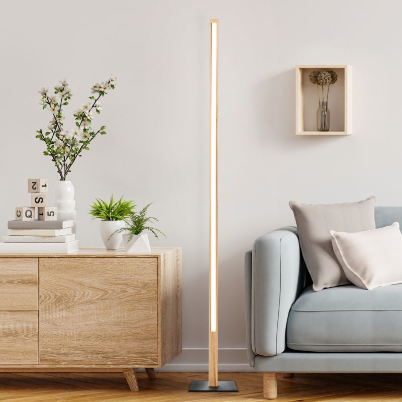 Arion Holz stehlampe Von Brilliant - Die Leuchte verbreitet warmweißes Licht mit 3000 Kelvin und ergänzt mit 1400 Lumen die allgemeine Raumbeleuchtung.