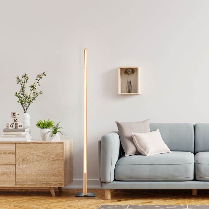 Arion Holz stehlampe Von Brilliant - Die Leuchte verbreitet warmweißes Licht mit 3000 Kelvin und ergänzt mit 1400 Lumen die allgemeine Raumbeleuchtung.