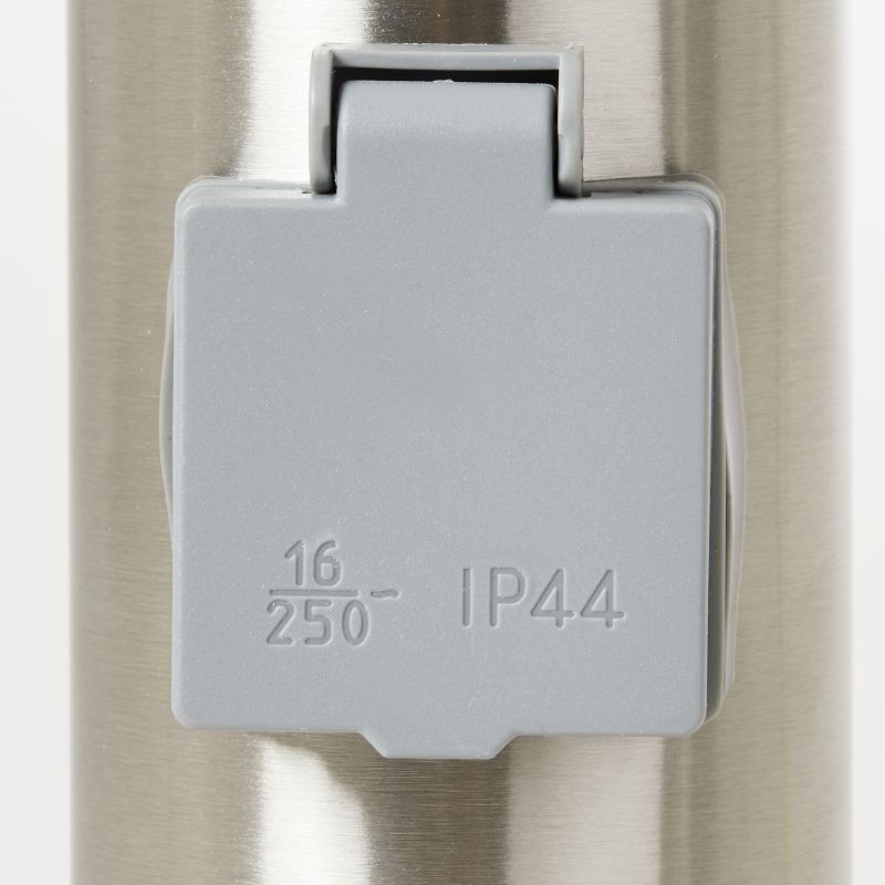 Chorus 50cm Stahl pollarleuchten Von Brilliant - Er lässt sich einfach an einer vorhandenen Basis installieren und verfügt über eine integrierte Steckdose, an die Gartengeräte oder andere Geräte angeschlossen werden können.