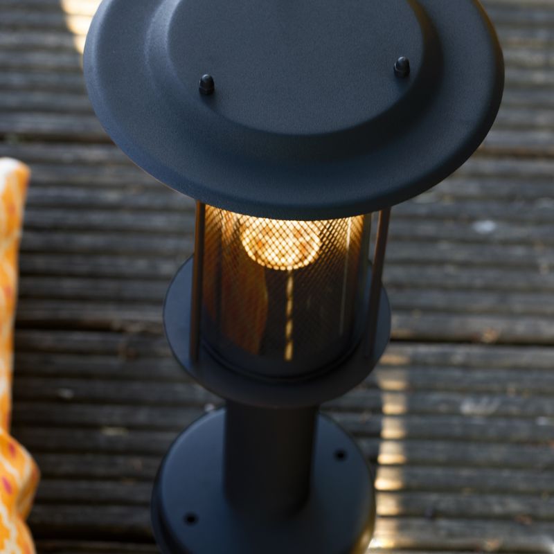 Detroit 40cm Schwarz pollarleuchten Von Brilliant - Dank ihrer neutralen Farbe passt Detroit in die meisten Umgebungen und wird zum eleganten Blickfang im Außenbereich.