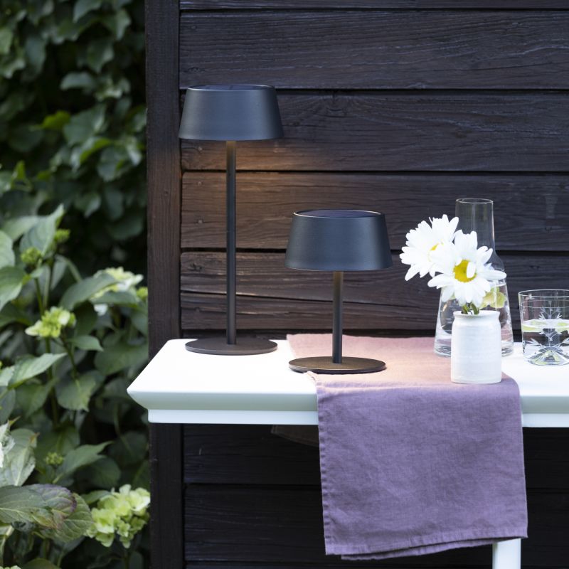 Picco 30cm Schwarz solarleuchte Von Brilliant - Picco ist eine umweltfreundliche, flexible und stilvolle Beleuchtungsl&ouml;sung, die Ihre Terrasse in einen Ort der Entspannung und Atmosph&auml;re verwandelt.