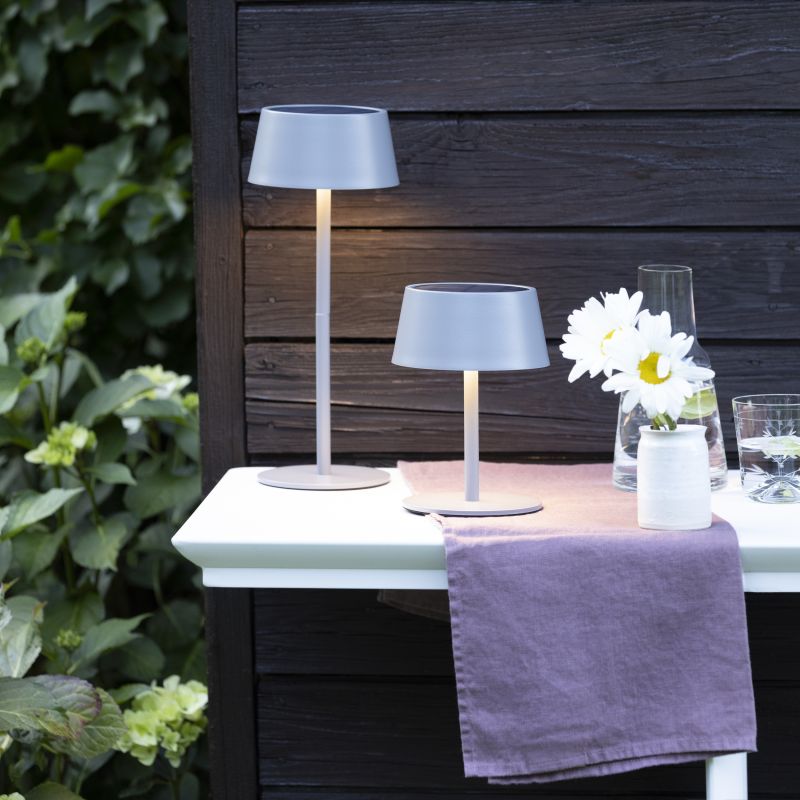 Picco 30cm Grau solarleuchte Von Brilliant - Picco ist eine umweltfreundliche, flexible und stilvolle Beleuchtungsl&ouml;sung, die Ihre Terrasse in einen Ort der Entspannung und Atmosph&auml;re verwandelt.