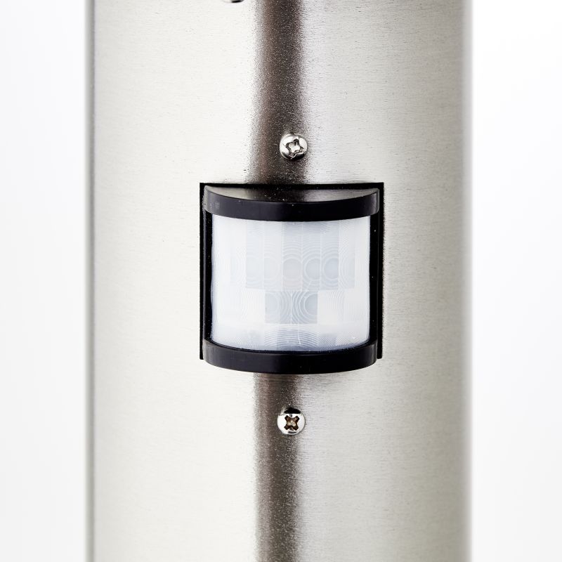 York 100cm Stahl pollarleuchten Von Brilliant - Der eingebaute Bewegungssensor schaltet das Licht bei Bedarf automatisch ein und verfügt über einstellbare Leuchtdauer und Empfindlichkeit.