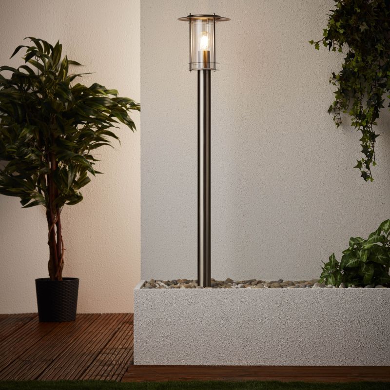 York 100cm Stahl pollarleuchten Von Brilliant - Mit einer Höhe von 1 Meter bietet er klare Orientierung im Dunkeln und ist gleichzeitig ein stilvolles Highlight im Außenbereich.