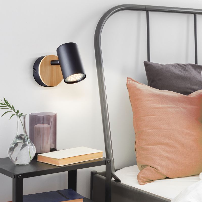 Niels Schwarz leselampe Von Brilliant - Niels ist eine stilvolle Wandleuchte aus Metall und Bambus – einem erneuerbaren und umweltfreundlichen Material, das ein warmes und einladendes Gefühl im Zuhause verbreitet.