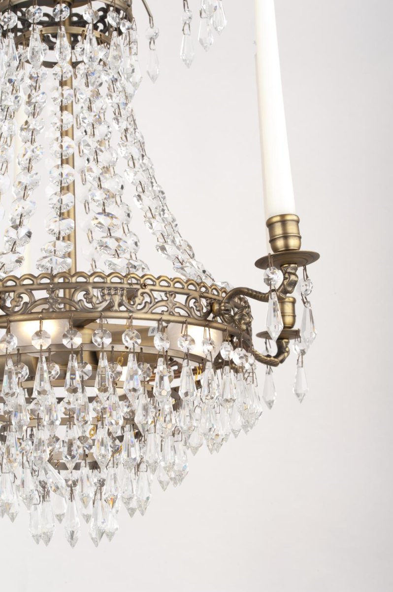 Empire Classic Ø50 Antikes Messing kristall Von Norrsken Design - Es ist mit handgeschliffenen K9-Kristallen der Klasse 1 verziert und verbreitet ein wundersch&ouml;nes Lichtspiel, das eine bezaubernde Atmosph&auml;re schafft.