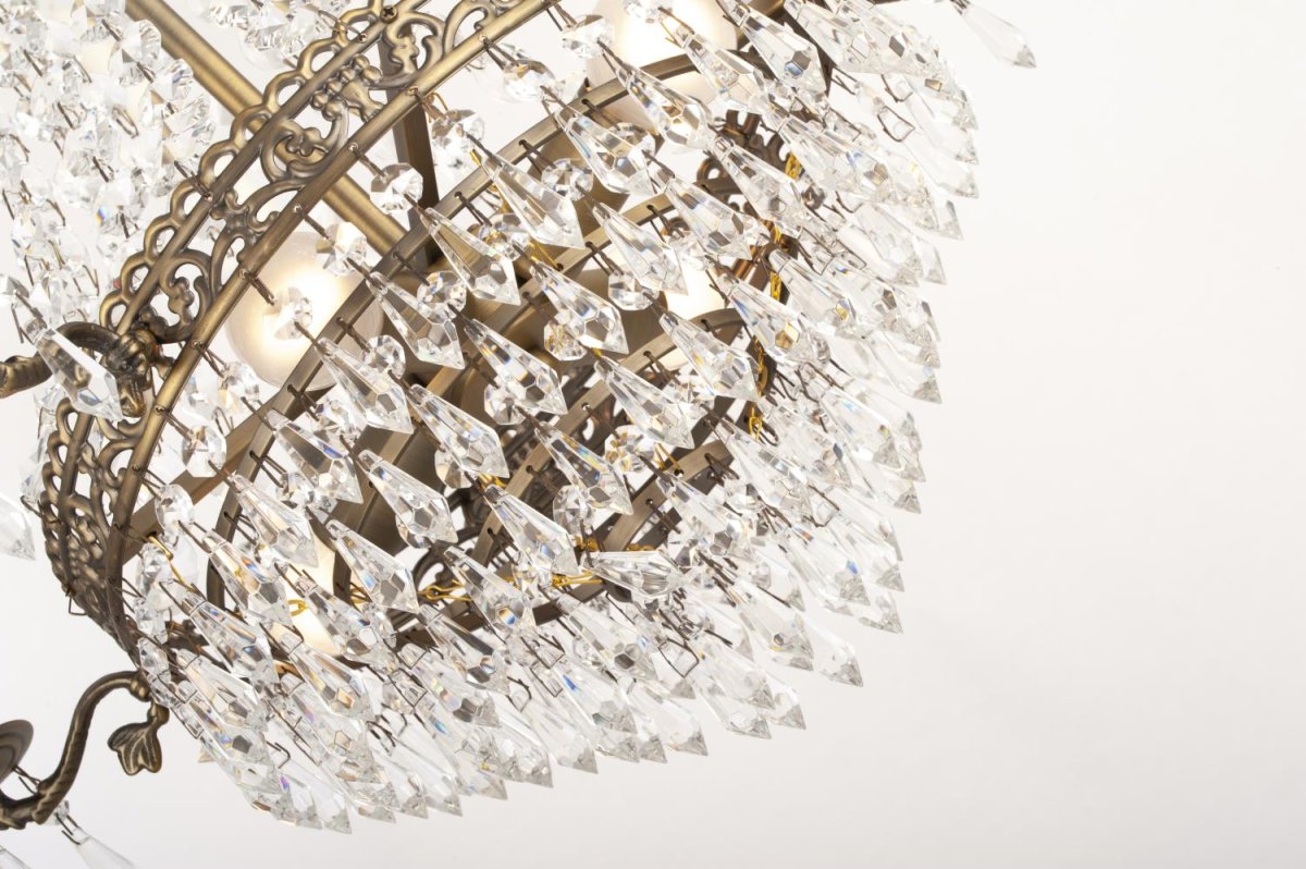 Empire Classic Ø50 Antikes Messing kristall Von Norrsken Design - Es ist mit handgeschliffenen K9-Kristallen der Klasse 1 verziert und verbreitet ein wundersch&ouml;nes Lichtspiel, das eine bezaubernde Atmosph&auml;re schafft.