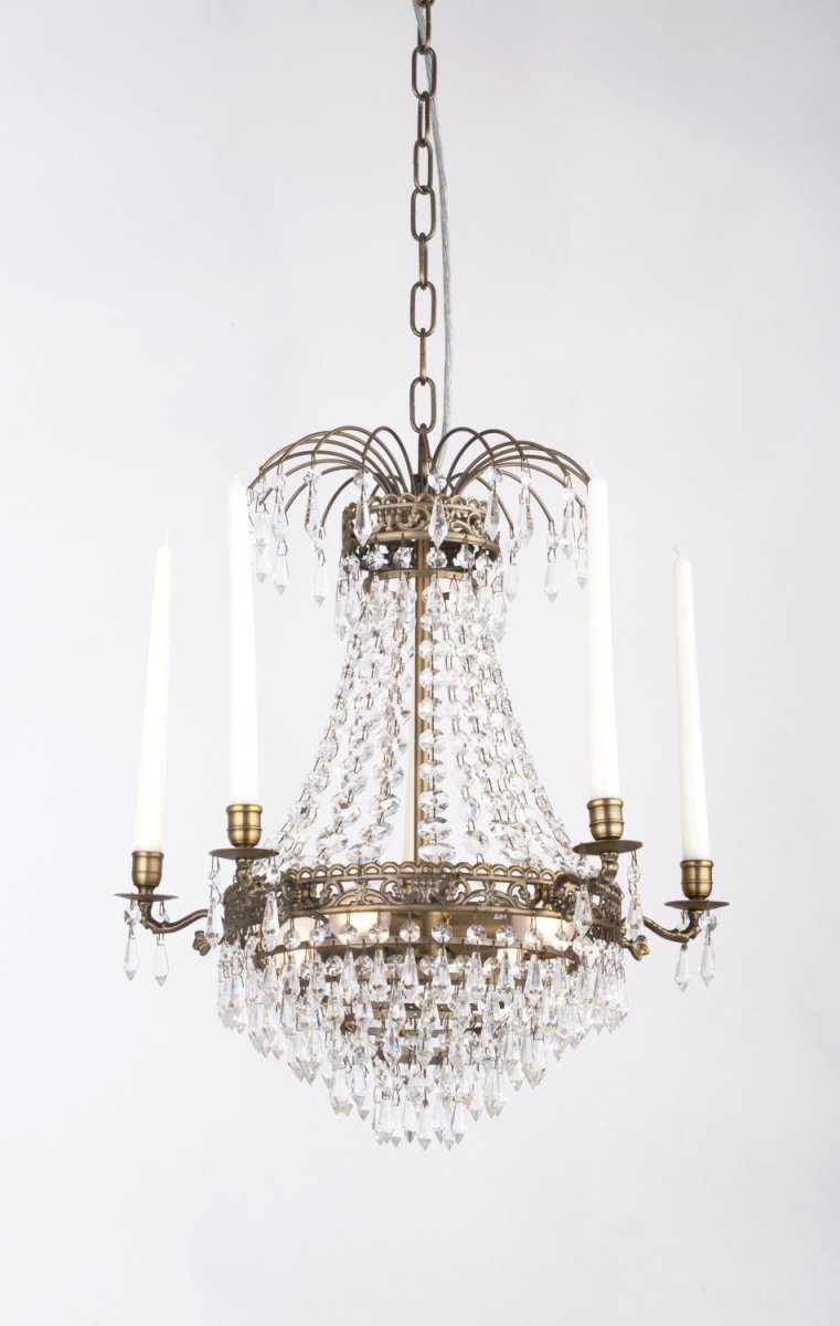 Empire Classic Ø50 Antikes Messing kristall Von Norrsken Design - Es ist mit handgeschliffenen K9-Kristallen der Klasse 1 verziert und verbreitet ein wundersch&ouml;nes Lichtspiel, das eine bezaubernde Atmosph&auml;re schafft.