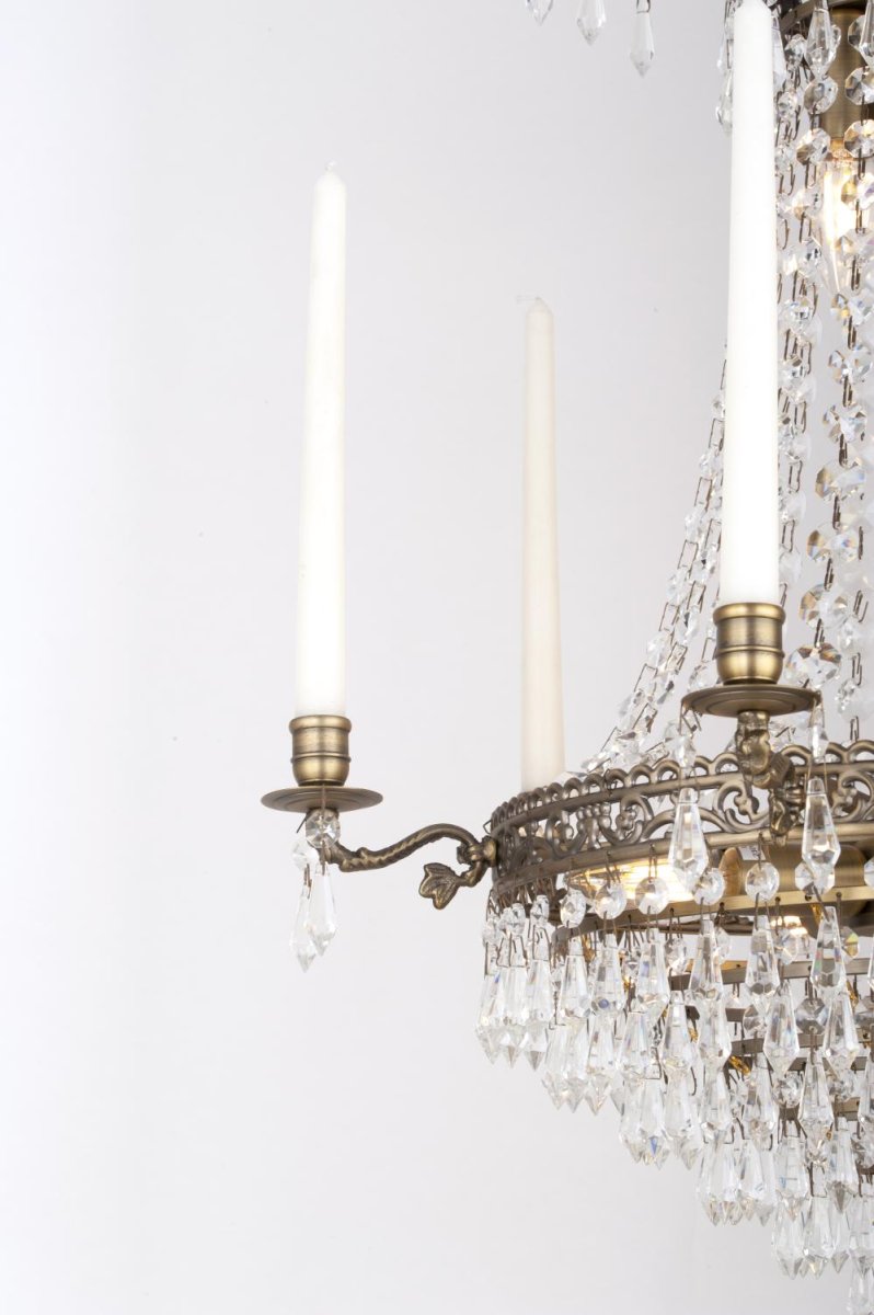 Empire Classic Ø55 Antikes Messing kristall Von Norrsken Design - Diese Krone fängt das Licht ein und reflektiert es auf eine Weise, die einen warmen und einladenden Schein erzeugt.