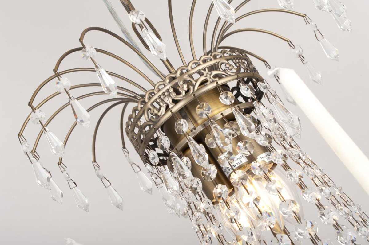 Empire Classic Ø55 Antikes Messing kristall Von Norrsken Design - Diese Krone fängt das Licht ein und reflektiert es auf eine Weise, die einen warmen und einladenden Schein erzeugt.