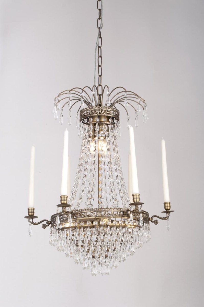 Empire Classic Ø55 Antikes Messing kristall Von Norrsken Design - Diese Krone fängt das Licht ein und reflektiert es auf eine Weise, die einen warmen und einladenden Schein erzeugt.