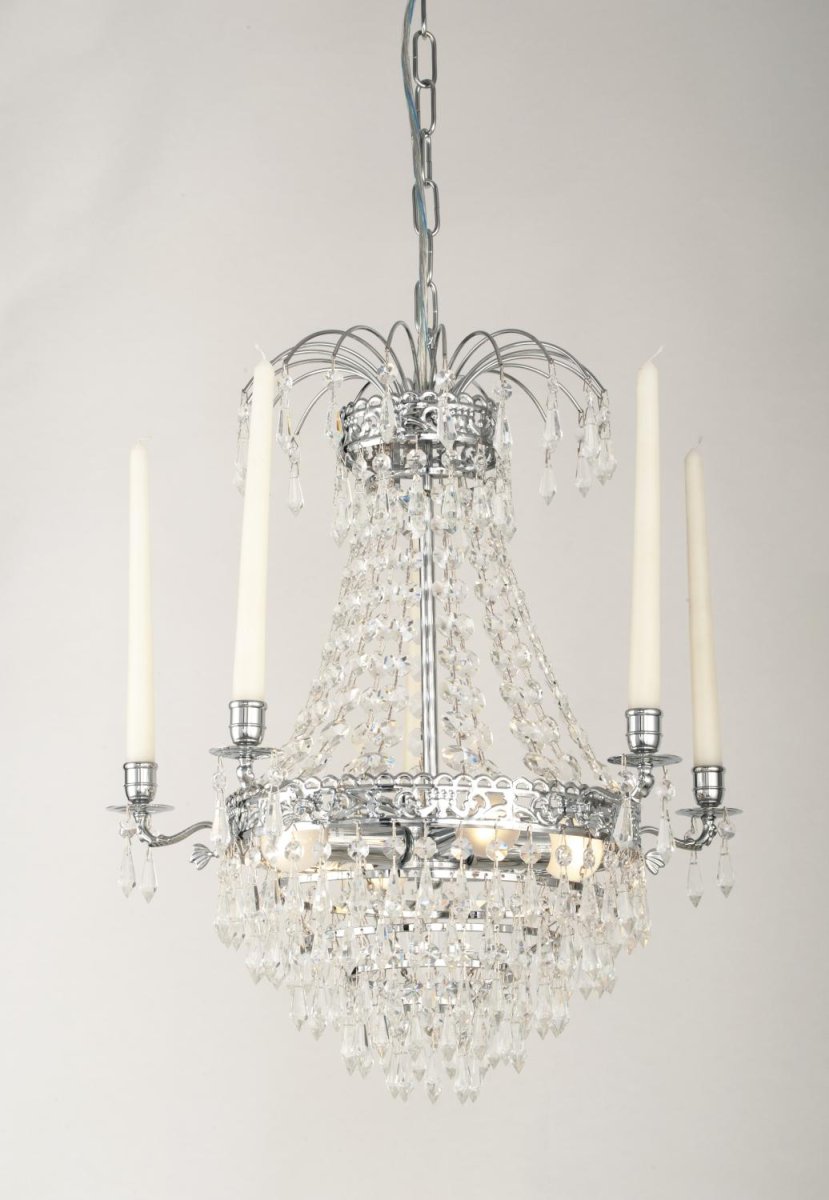 Empire Classic Ø50 Chrom kristall Von Norrsken Design - Der schimmernde Kristall fängt das Licht ein und verbreitet einen sanften Schein, wodurch eine einladende und glamouröse Umgebung entsteht.