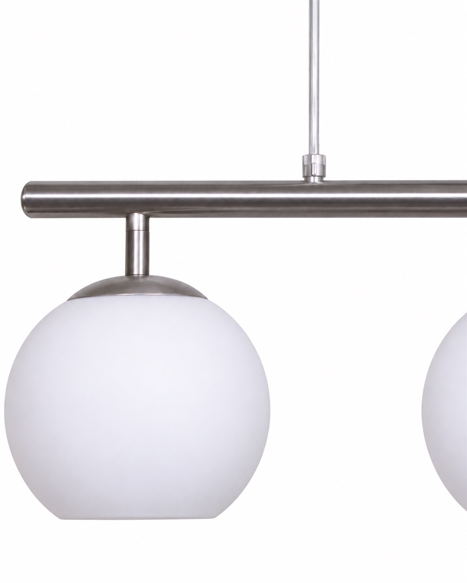 Globi 4 78cm Nickel hängelampe Von Nordic Lighting - Die Metallaufh&auml;ngung in mattem Nickel-Finish verleiht ihr eine elegante und grafische Note, w&auml;hrend die vier runden Opalglaskuppeln ein angenehmes und gleichm&auml;&szlig;iges Licht im Raum verbreiten.