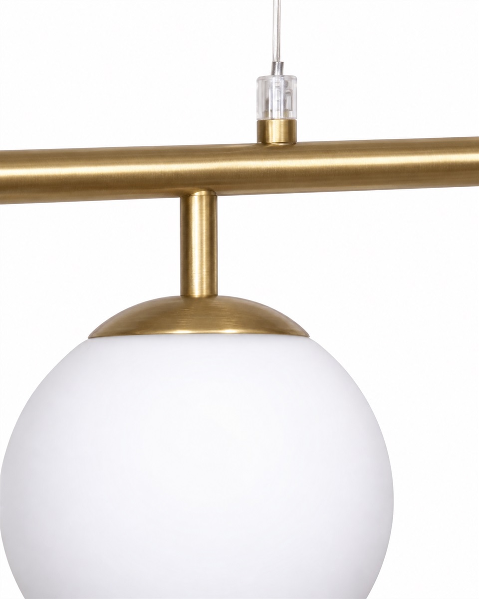 Globi 4 78cm Gebürstetes Messing/Weiß hängelampe Von Nordic Lighting - Die Metallaufhängung in gebürsteter Messingoptik verleiht ihr eine elegante und grafische Note, während die vier runden Opalglaskuppeln ein angenehmes und gleichmäßiges Licht im Raum verbreiten.