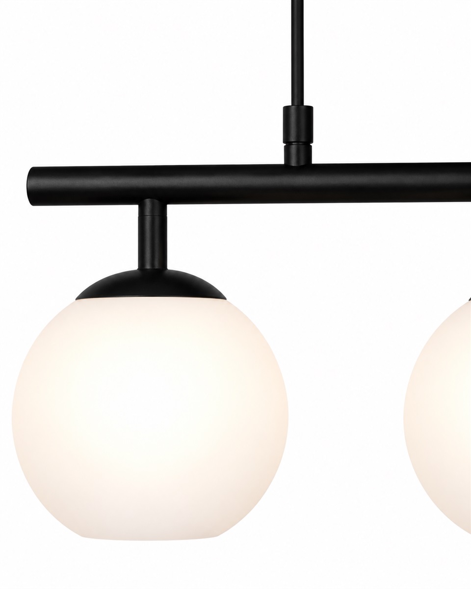Globi 4 78cm Schwarzweiß hängelampe Von Nordic Lighting - Die schwarze Metallaufhängung verleiht ihr eine elegante und grafische Note, während die vier runden Opalglaskuppeln ein angenehmes und gleichmäßiges Licht im Raum verbreiten.