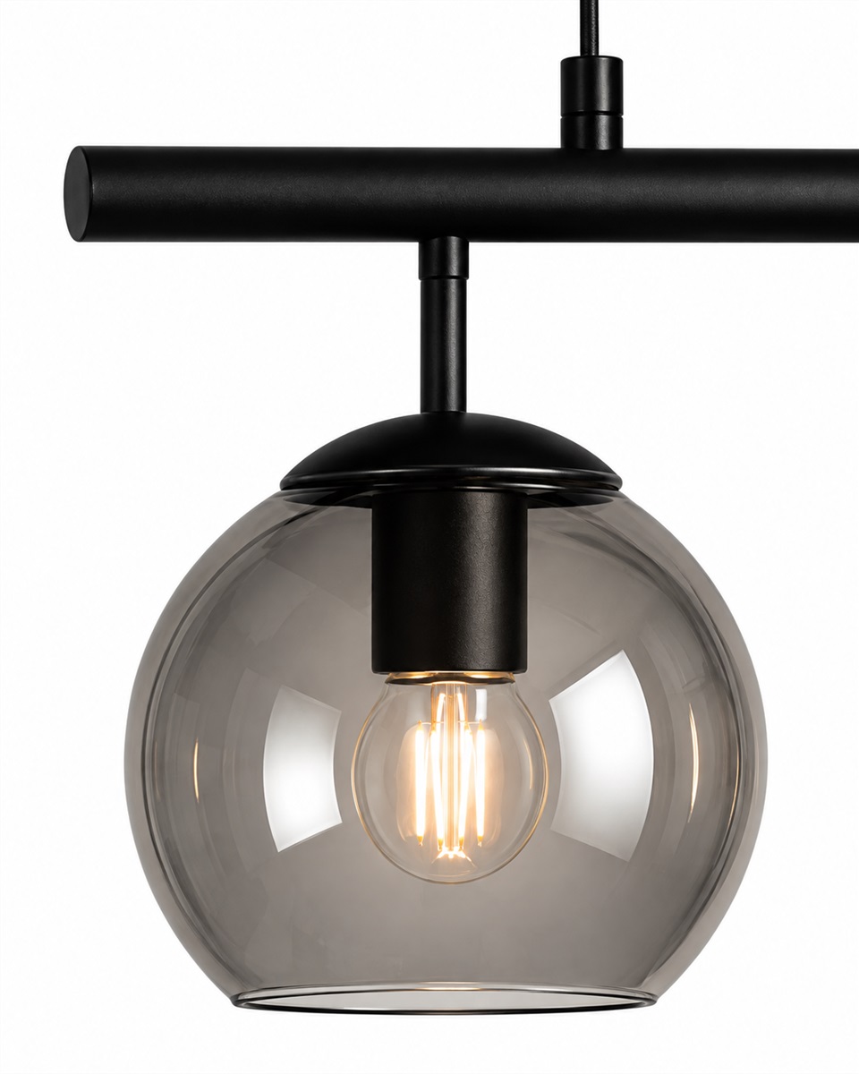 Globi 4 78cm Schwarz/Rauchig hängelampe Von Nordic Lighting - Die schwarze Metallaufh&auml;ngung verleiht ihr eine elegante und grafische Note, w&auml;hrend die vier runden Kuppeln aus Rauchglas ein angenehmes und gleichm&auml;&szlig;iges Licht im Raum verbreiten.