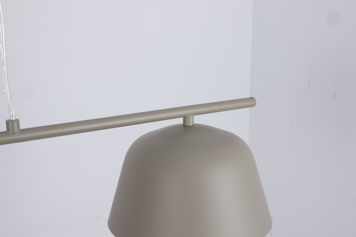 Pop 125cm Beige hängelampe Von Nordic Lighting - Ihre klaren Linien und die nach unten gerichteten Schirme sorgen f&uuml;r ein angenehmes und funktionales Licht &uuml;ber dem Esstisch oder in der K&uuml;che.