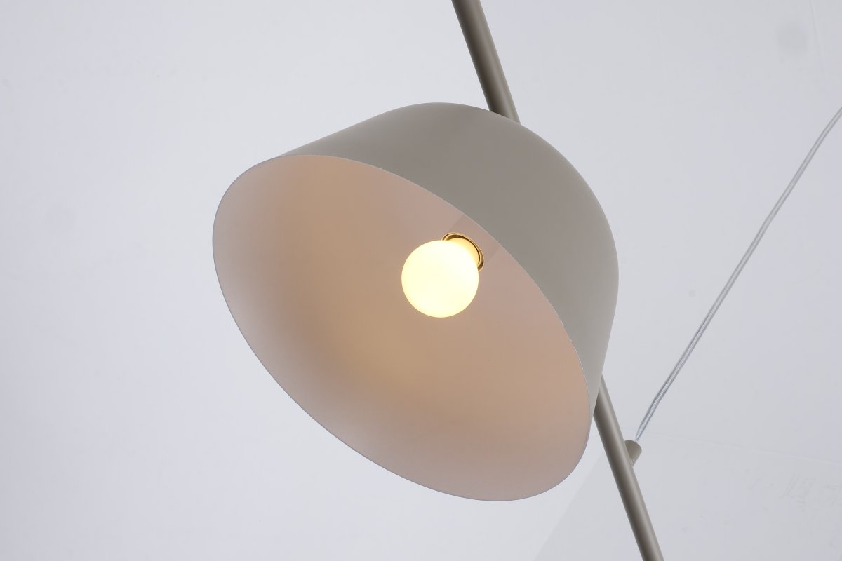 Pop 125cm Beige hängelampe Von Nordic Lighting - Ihre klaren Linien und die nach unten gerichteten Schirme sorgen f&uuml;r ein angenehmes und funktionales Licht &uuml;ber dem Esstisch oder in der K&uuml;che.