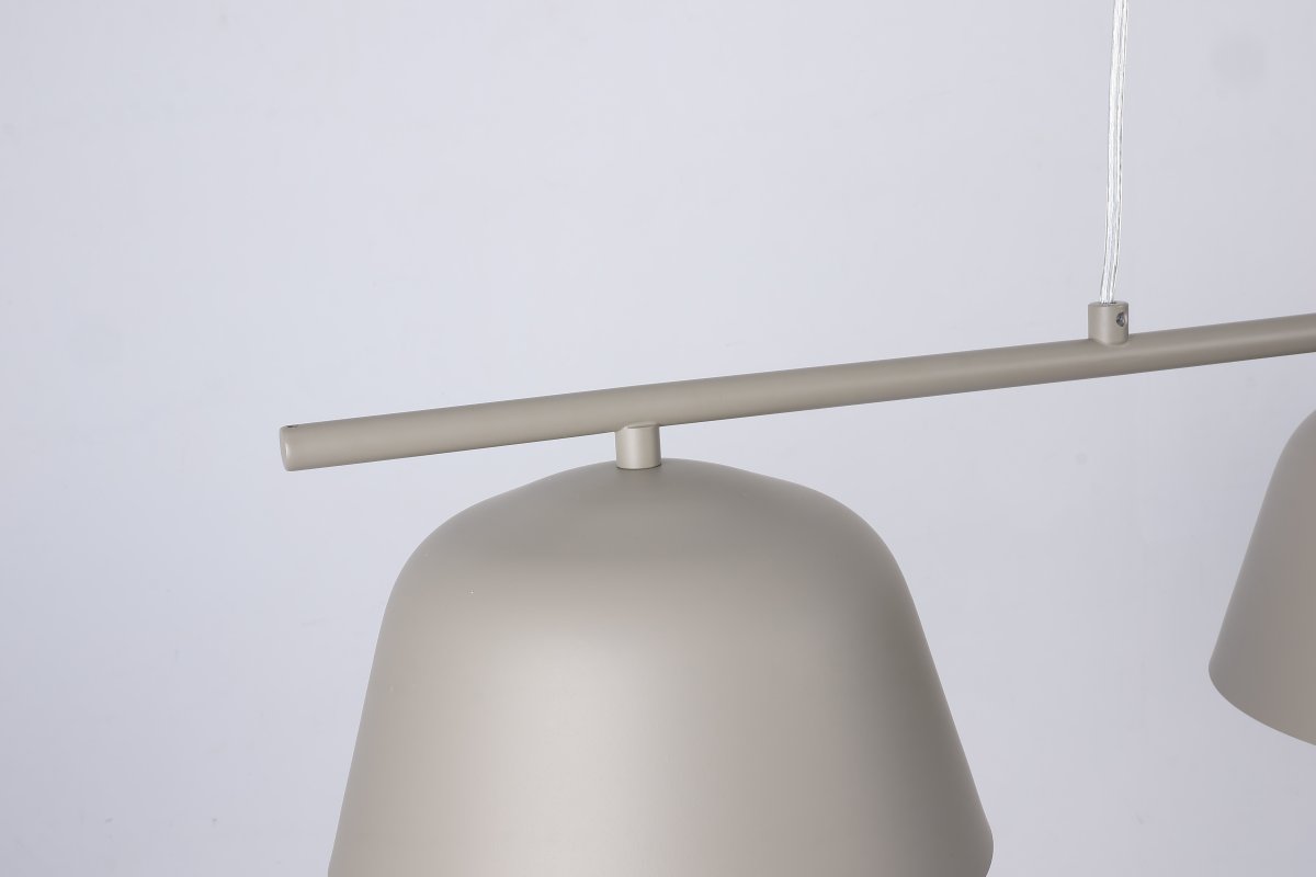 Pop 142cm Beige hängelampe Von Nordic Lighting - Ihre klaren Linien und die nach unten gerichteten Schirme sorgen f&uuml;r ein angenehmes und funktionales Licht &uuml;ber dem Esstisch oder in der K&uuml;che.