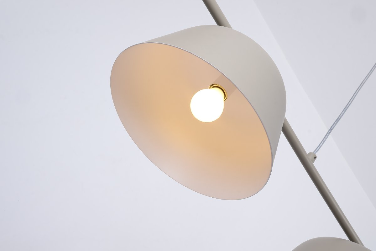 Pop 142cm Beige hängelampe Von Nordic Lighting - Ihre klaren Linien und die nach unten gerichteten Schirme sorgen f&uuml;r ein angenehmes und funktionales Licht &uuml;ber dem Esstisch oder in der K&uuml;che.