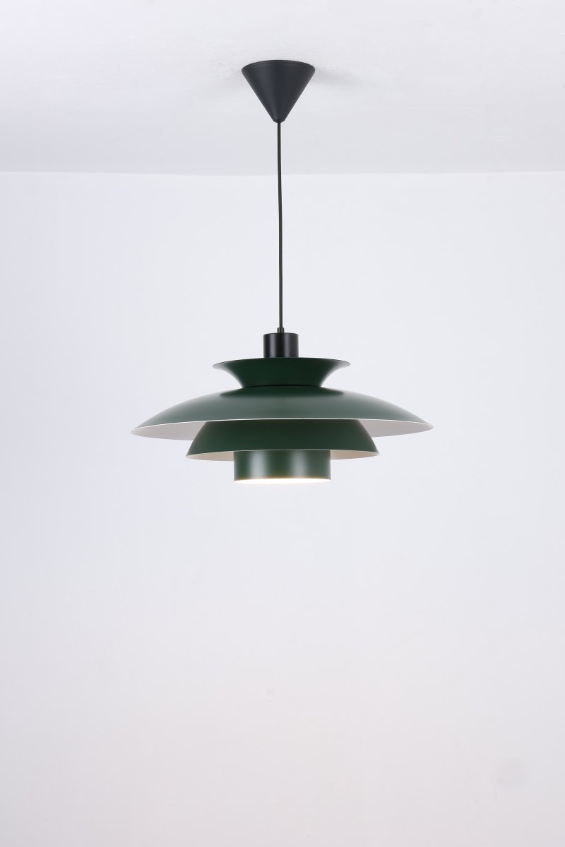 Stealth 2 Ø50 Grün hängelampe Von Nordic Lighting - Sie eignet sich perfekt &uuml;ber dem Esstisch oder im Wohnzimmer und vereint Funktion und Stil auf ideale Weise.