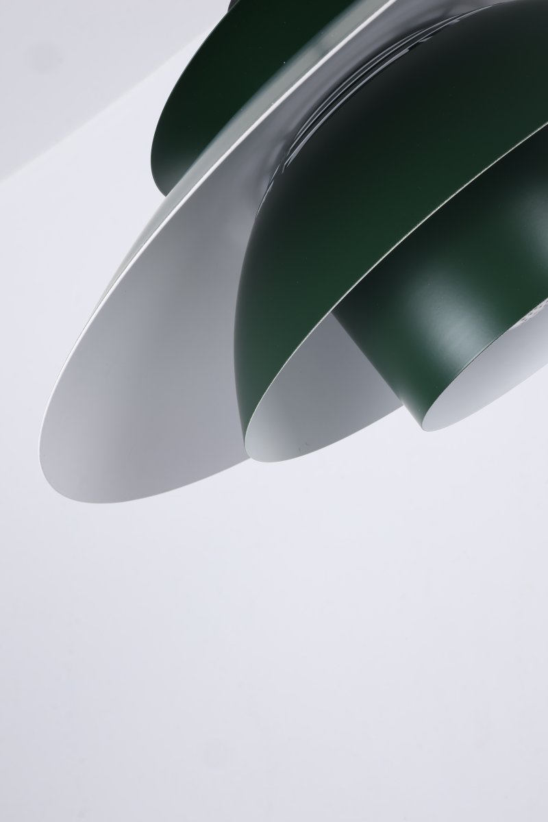 Stealth 2 Ø50 Grün hängelampe Von Nordic Lighting - Sie eignet sich perfekt &uuml;ber dem Esstisch oder im Wohnzimmer und vereint Funktion und Stil auf ideale Weise.