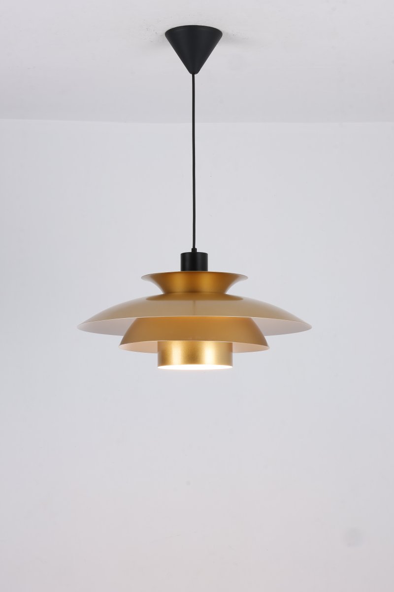 Stealth 2 Ø50 Gold hängelampe Von Nordic Lighting - Sie eignet sich perfekt f&uuml;r die Platzierung &uuml;ber dem Esstisch oder im Wohnzimmer und vereint Funktion und Stil auf ideale Weise.