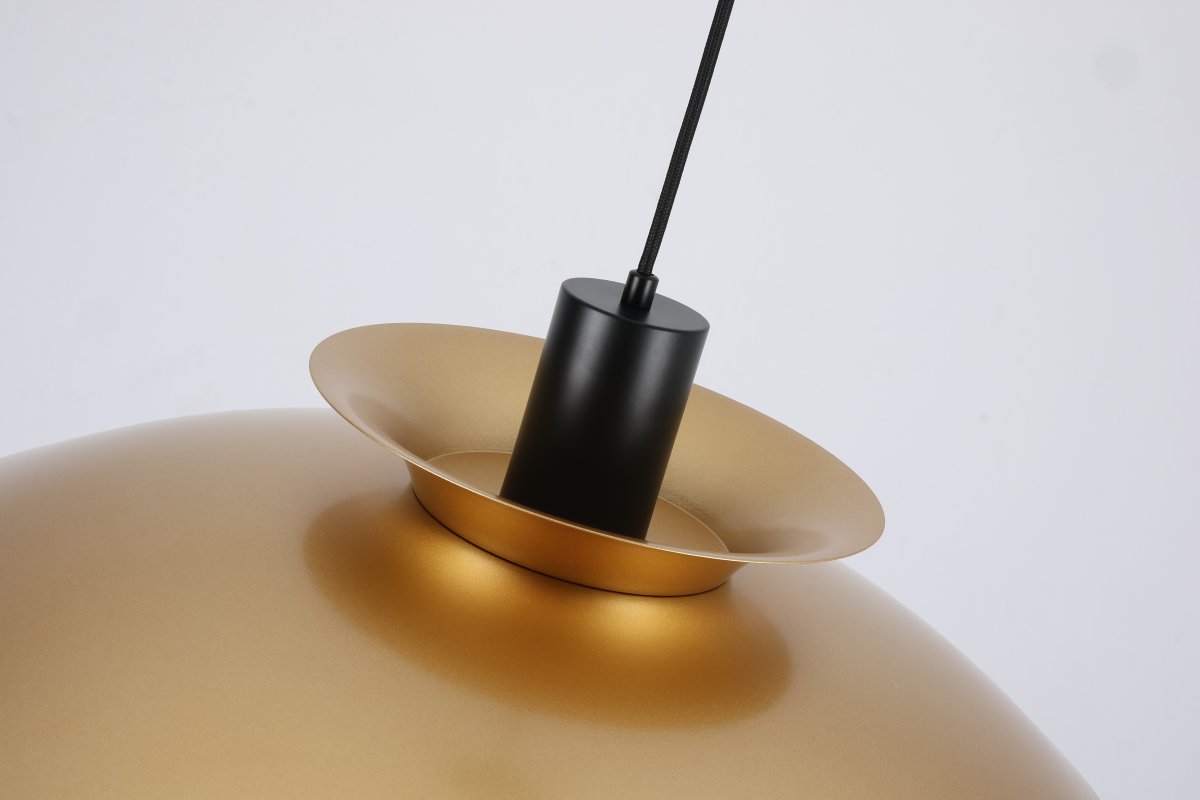 Stealth 2 Ø50 Gold hängelampe Von Nordic Lighting - Sie eignet sich perfekt f&uuml;r die Platzierung &uuml;ber dem Esstisch oder im Wohnzimmer und vereint Funktion und Stil auf ideale Weise.