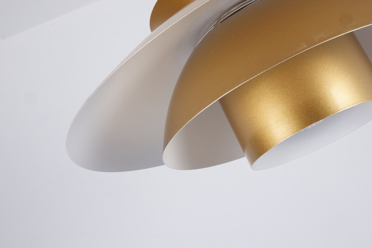 Stealth 2 Ø50 Gold hängelampe Von Nordic Lighting - Sie eignet sich perfekt f&uuml;r die Platzierung &uuml;ber dem Esstisch oder im Wohnzimmer und vereint Funktion und Stil auf ideale Weise.