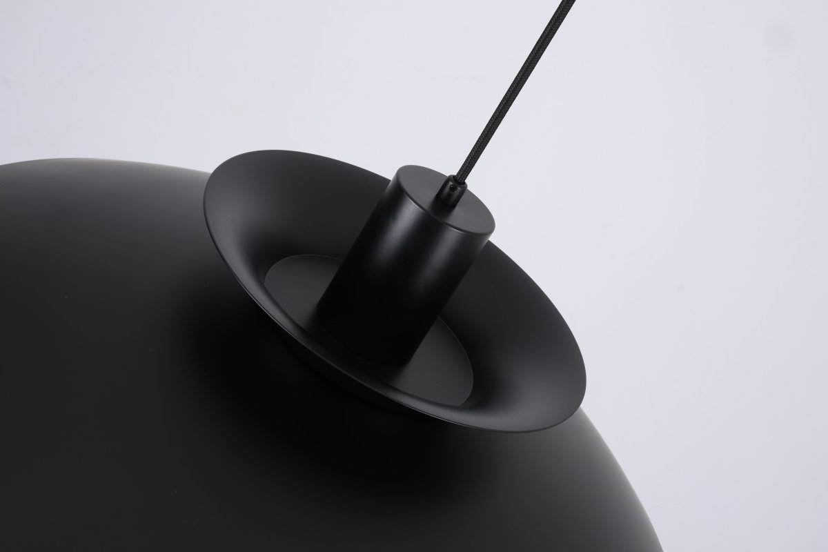 Stealth 2 Ø50 Schwarz hängelampe Von Nordic Lighting - Sie eignet sich perfekt f&uuml;r die Platzierung &uuml;ber dem Esstisch oder im Wohnzimmer und vereint Funktion und Stil auf ideale Weise.