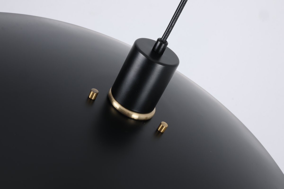 Stealth Ø50 Schwarz hängelampe Von Nordic Lighting - Die Leuchte wird mit zwei Sets an Details geliefert &ndash; Kn&ouml;pfen und Ringen in Messing und Schwarz &ndash; sodass Sie den gew&uuml;nschten Ausdruck w&auml;hlen und das Design an Ihre Einrichtung anpassen k&ouml;nnen.