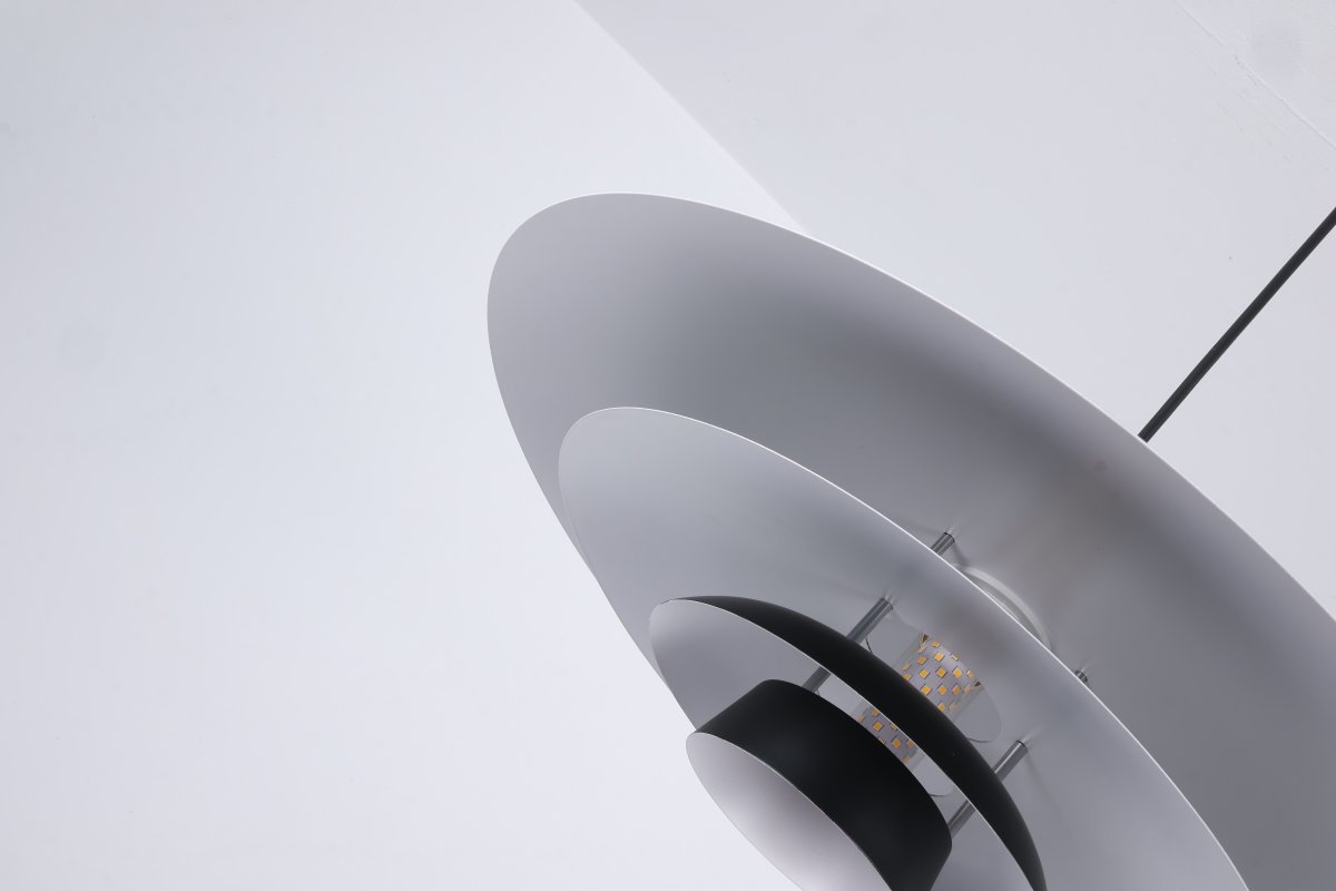 Stealth Ø50 Schwarz hängelampe Von Nordic Lighting - Die Leuchte wird mit zwei Sets an Details geliefert &ndash; Kn&ouml;pfen und Ringen in Messing und Schwarz &ndash; sodass Sie den gew&uuml;nschten Ausdruck w&auml;hlen und das Design an Ihre Einrichtung anpassen k&ouml;nnen.