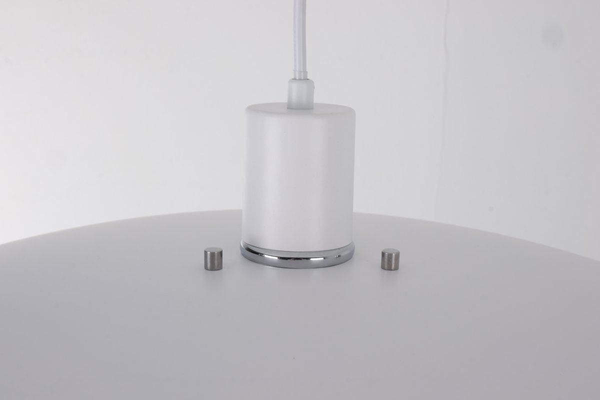 Stealth Ø50 Weiß hängelampe Von Nordic Lighting - Die Leuchte wird mit zwei Sets an Details geliefert &ndash; Kn&ouml;pfen und Ringen in Chrom und Wei&szlig; &ndash; sodass Sie den gew&uuml;nschten Ausdruck w&auml;hlen und das Design an Ihre Einrichtung anpassen k&ouml;nnen.