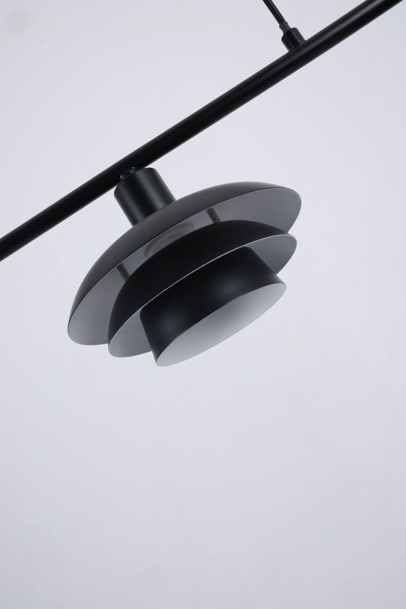 Stealth 86cm Schwarz hängelampe Von Nordic Lighting - Die Leuchte wird mit zwei Sets an Details geliefert &ndash; Kn&ouml;pfen und Ringen in Messingoptik und Schwarz &ndash; sodass Sie ganz einfach die Optik w&auml;hlen k&ouml;nnen, die am besten zu Ihrer Einrichtung passt.