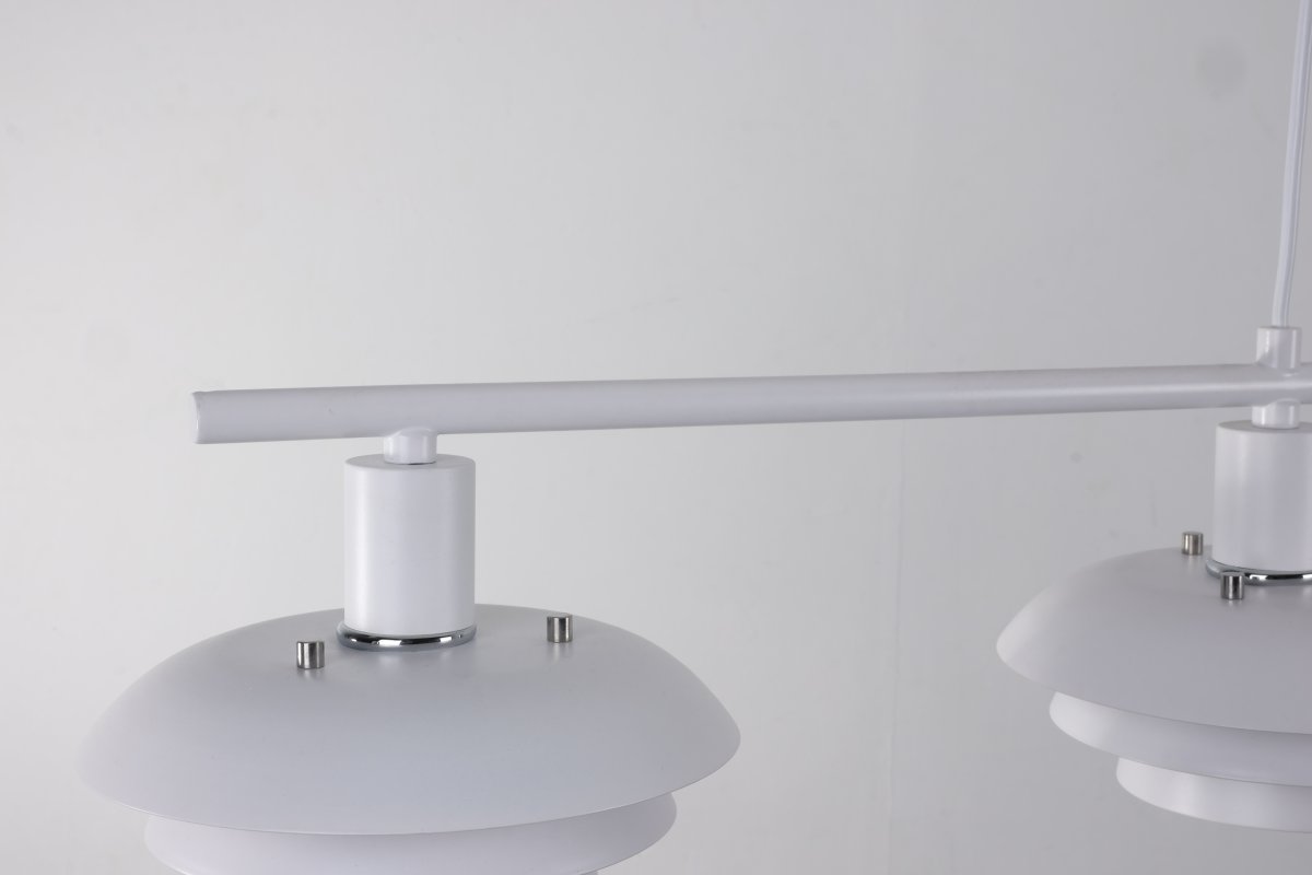 Stealth 120cm Weiß hängelampe Von Nordic Lighting - Die Leuchte wird mit zwei Sets an Details geliefert &ndash; Kn&ouml;pfen und Ringen in Chrom und Wei&szlig; &ndash; sodass Sie ganz einfach die Optik w&auml;hlen k&ouml;nnen, die am besten zu Ihrer Einrichtung passt.