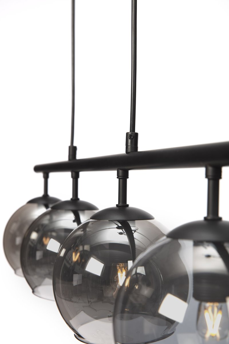 Globi 4 78cm Schwarz/Rauch hängelampe Von Nordic Lighting - Globi 4 ist eine stilvolle Deckenleuchte, die perfekt &uuml;ber dem Esstisch funktioniert.