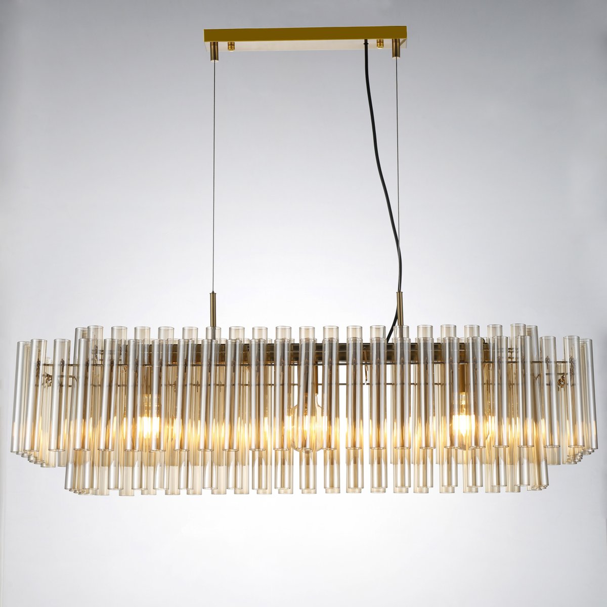 Lancaster 105cm Messing/Bernstein kristall Von Lampan - Der Metallkorpus mit Messingfinish unterstreicht die edle Optik und verleiht Lancaster einen zeitlosen Charakter, der den gesamten Raum aufwertet.