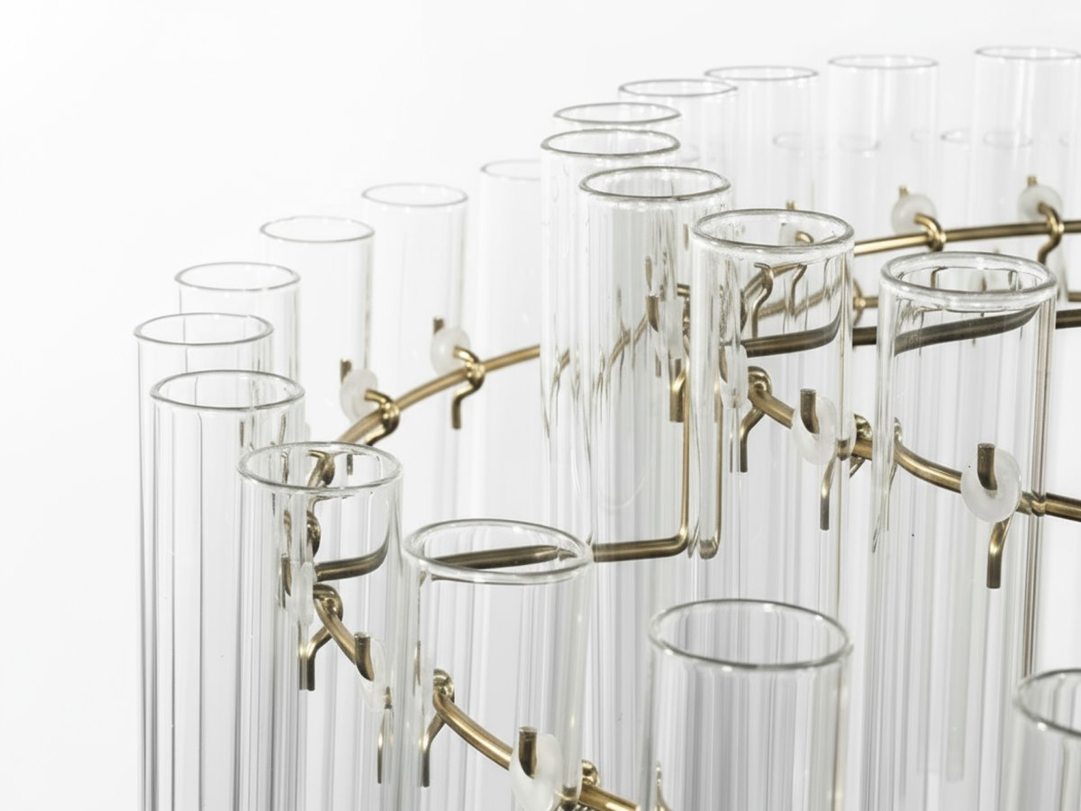 Lancaster Ø54 Messing/transparent hängelampe Von Lampan - Eine Leuchte, die Eleganz und Schlichtheit harmonisch vereint &ndash; und die das Interieur mit ihrem dezenten Glanz und zeitlosen Charme aufwertet.