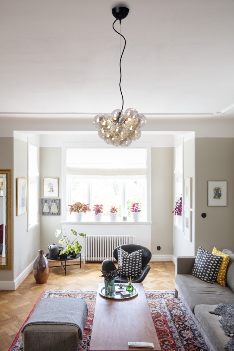 Monaco Ø40 Bernstein hängelampe Von Lampan - Zentral in der Lampe befinden sich vier Lichtquellen, die im eingeschalteten Zustand durch die Glaskuppeln f&uuml;r ein weiches und angenehmes Licht sorgen.