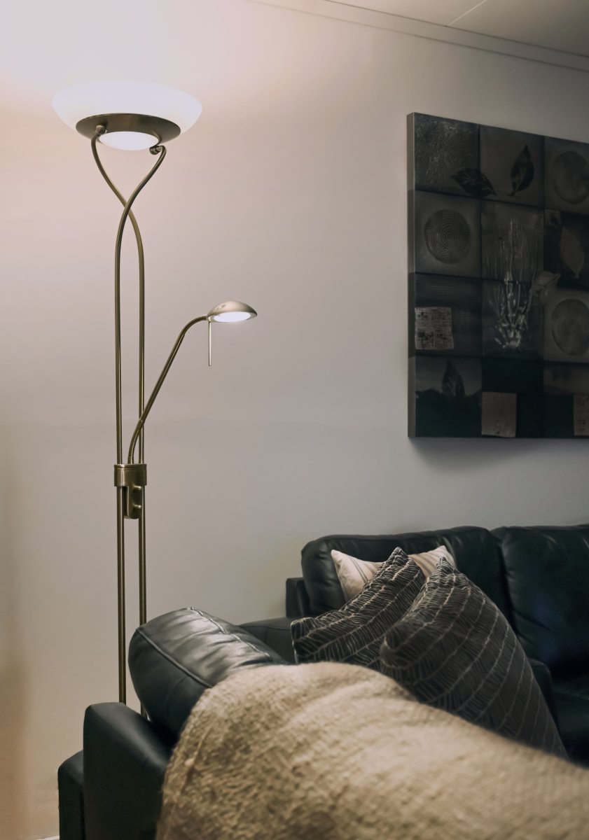 Cannes Antikes Messing stehlampe Von Aneta Lighting - Wird mit Kabel und Stecker geliefert.