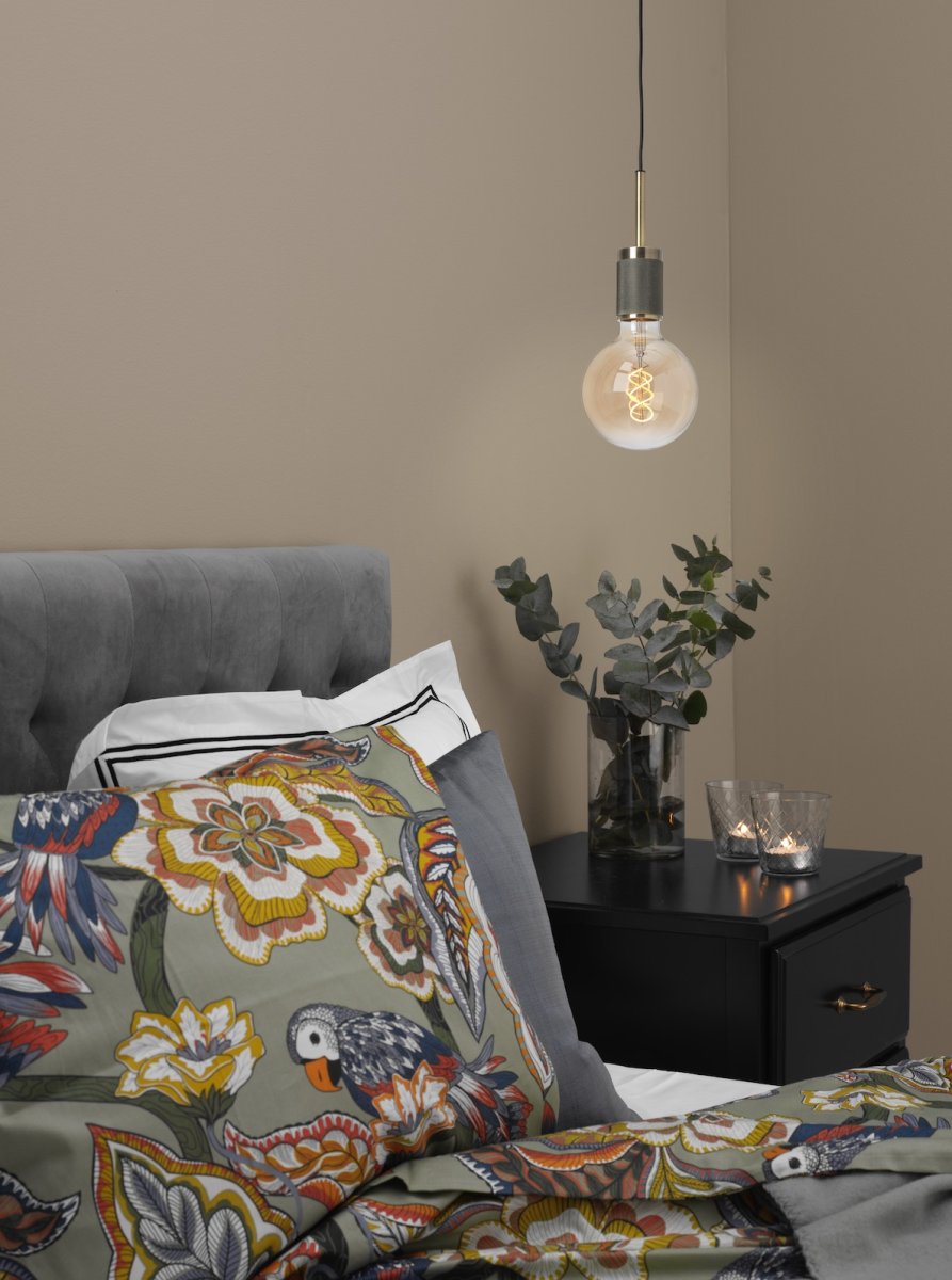 Upphäng Ø9 Antikmessing fensterlampe Von Cottex - Diese elegante Pendelleuchte aus Metall mit Antikmessing-Finish verleiht Ihrem Zuhause eine warme und stilvolle Note.