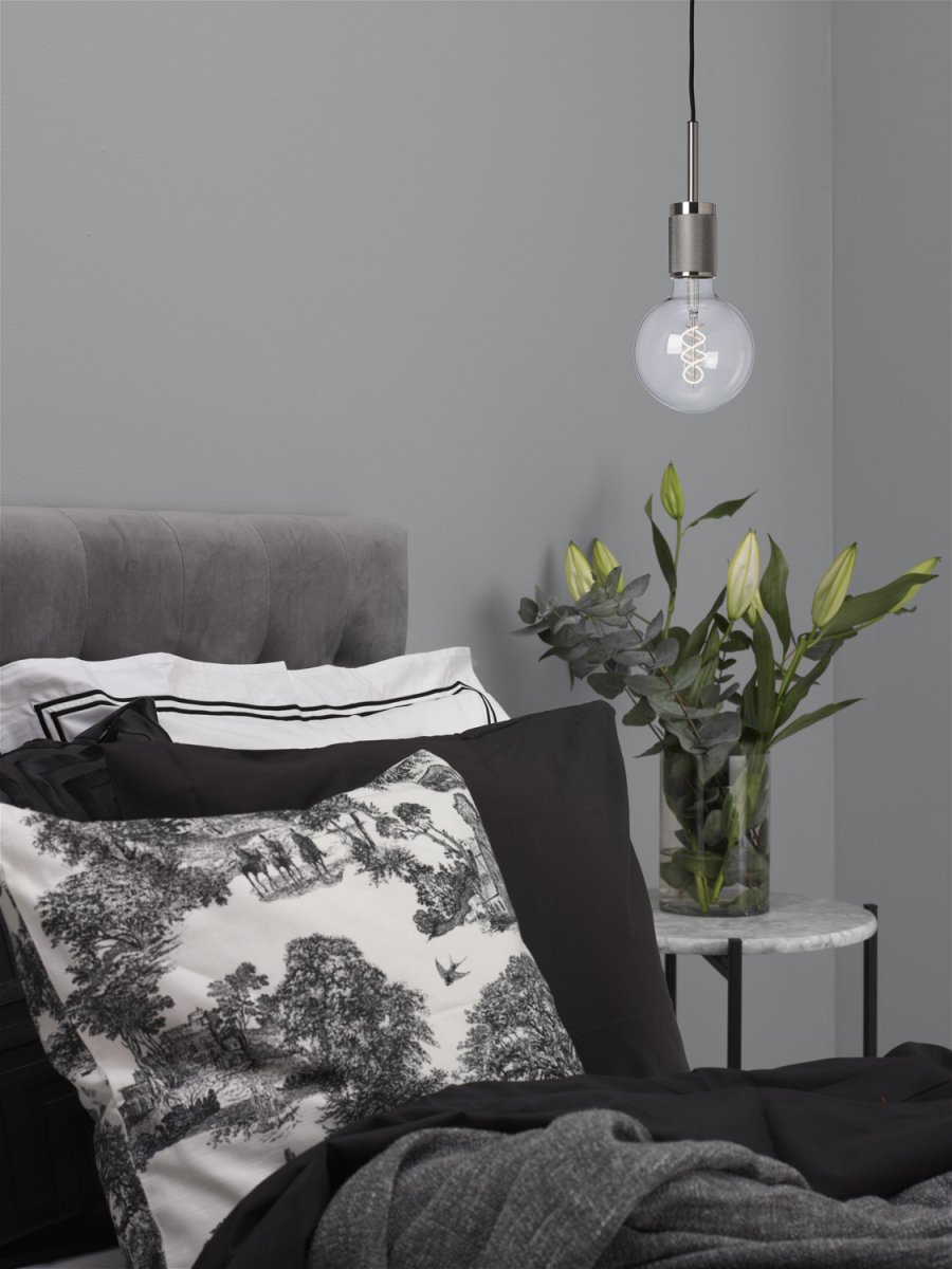 Upphäng Ø9 Gebürstetes Chrom fensterlampe Von Cottex - Sie eignet sich perfekt als Fensterleuchte oder f&uuml;r eine gem&uuml;tliche Ecke, wo sie Licht und Charakter spendet.