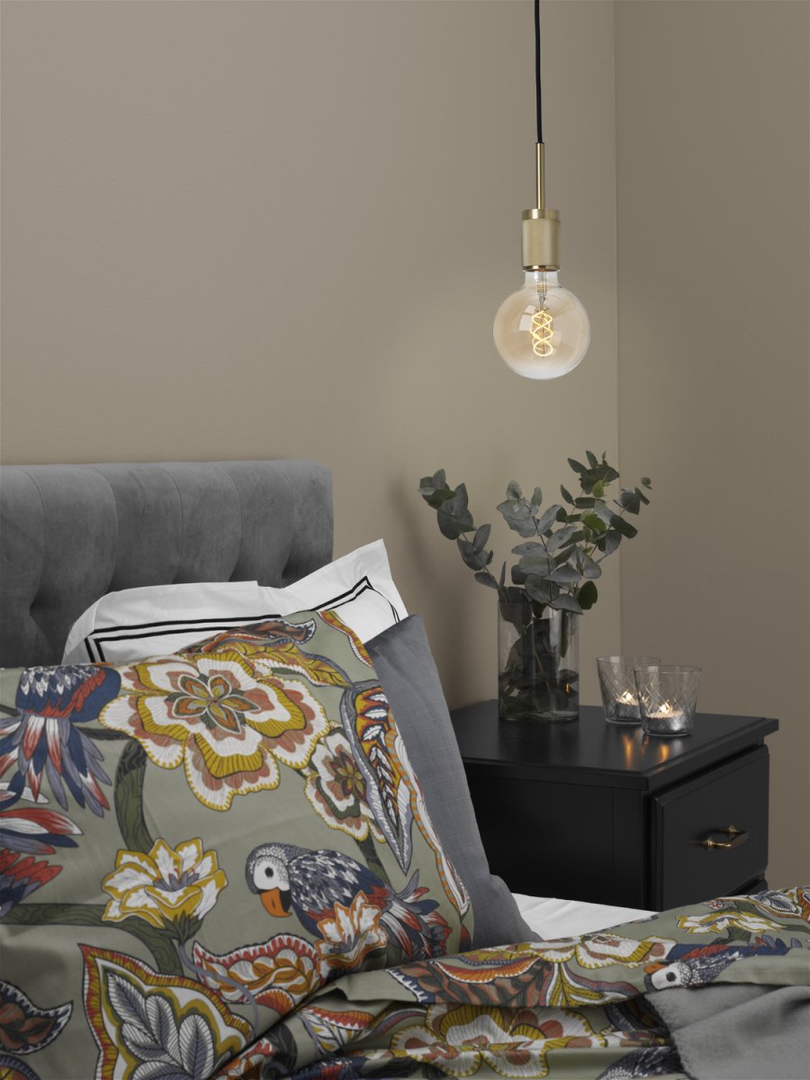 Upphäng Ø9 Gebürstetes Messing fensterlampe Von Cottex - Sie eignet sich perfekt als Fensterleuchte oder f&uuml;r eine gem&uuml;tliche Ecke, wo sie Licht und Charakter spendet.