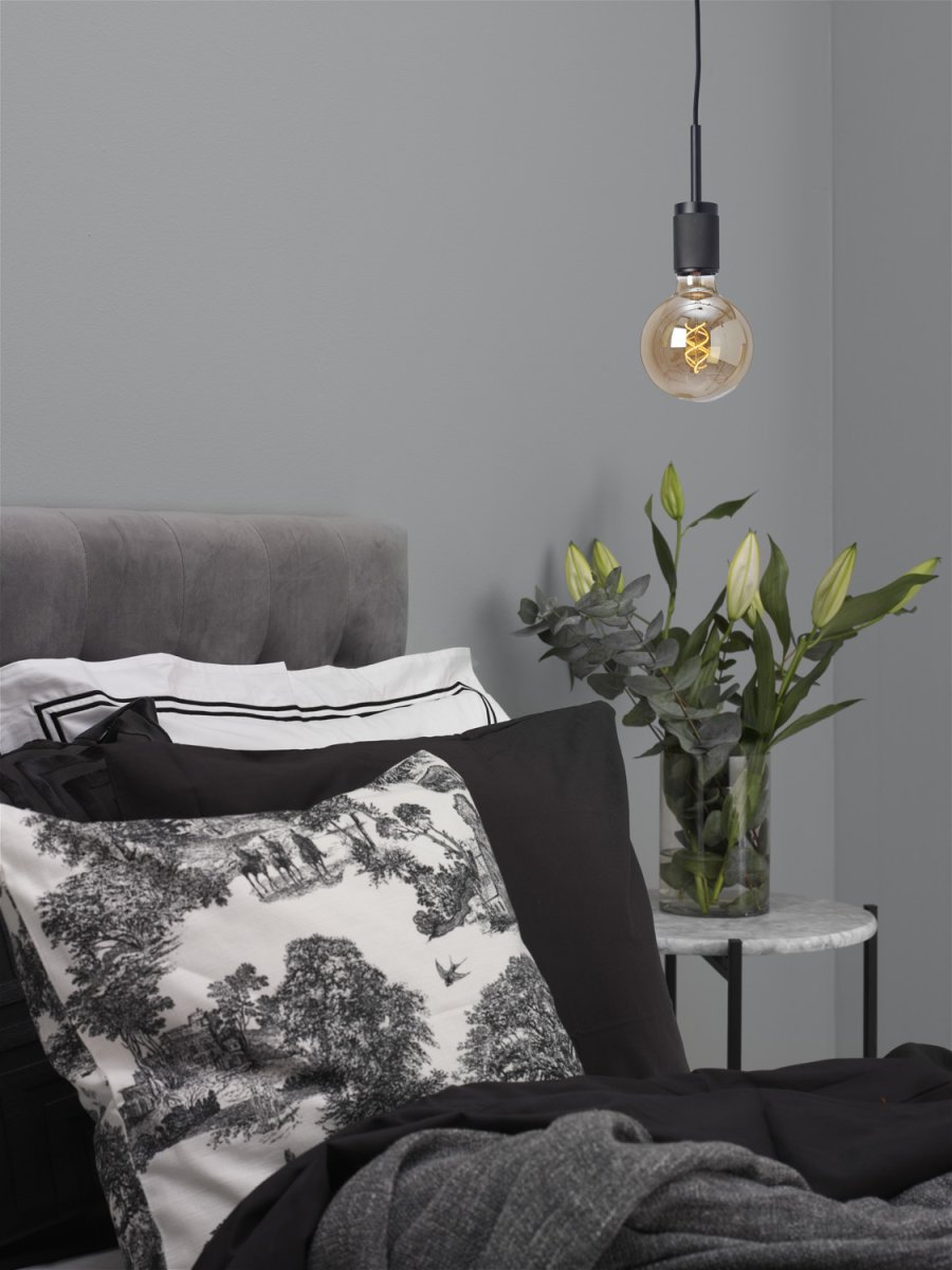 Upphäng Ø9 Schwarz fensterlampe Von Cottex - Die schlichte, aber raffinierte Gestaltung r&uuml;ckt die Lichtquelle in den Mittelpunkt und bildet ein harmonisches Gesamtbild.