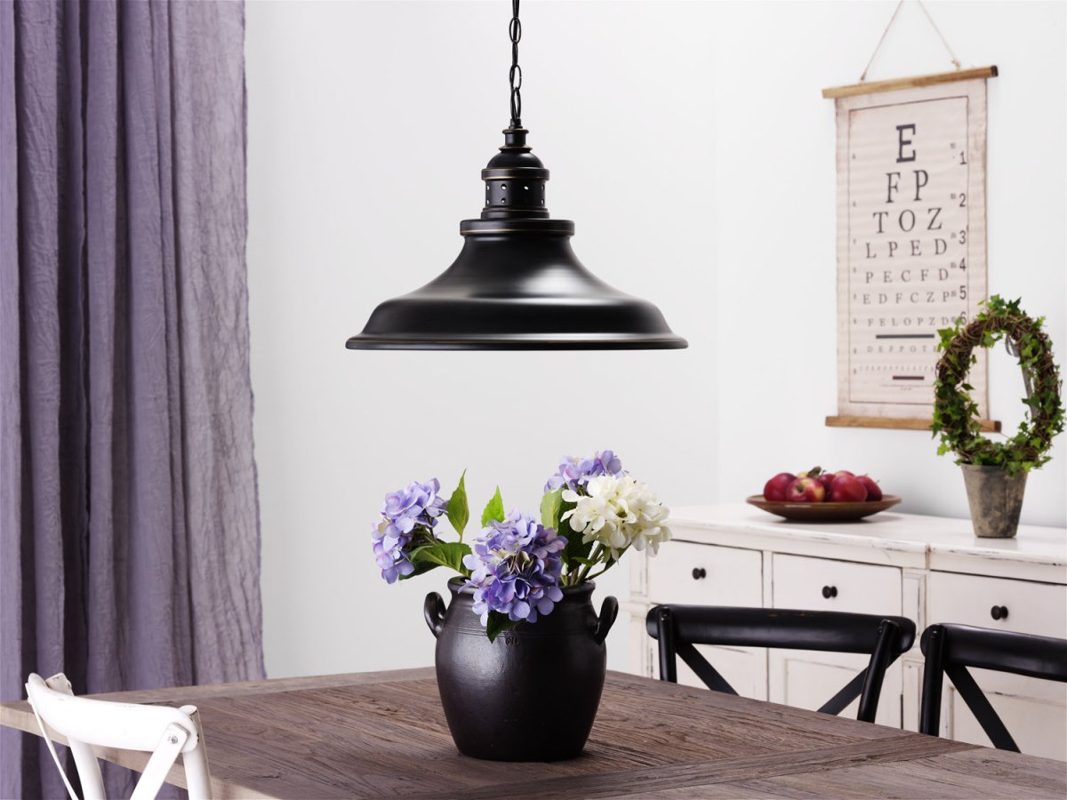 New Haven Ø45 Antikschwarz hängelampe Von Cottex - Seine robuste Metallkonstruktion und die Kettenaufh&auml;ngung verleihen ihm ein industrielles Flair und eignen sich perfekt, um in der K&uuml;che oder im Esszimmer eine trendige Atmosph&auml;re zu schaffen.