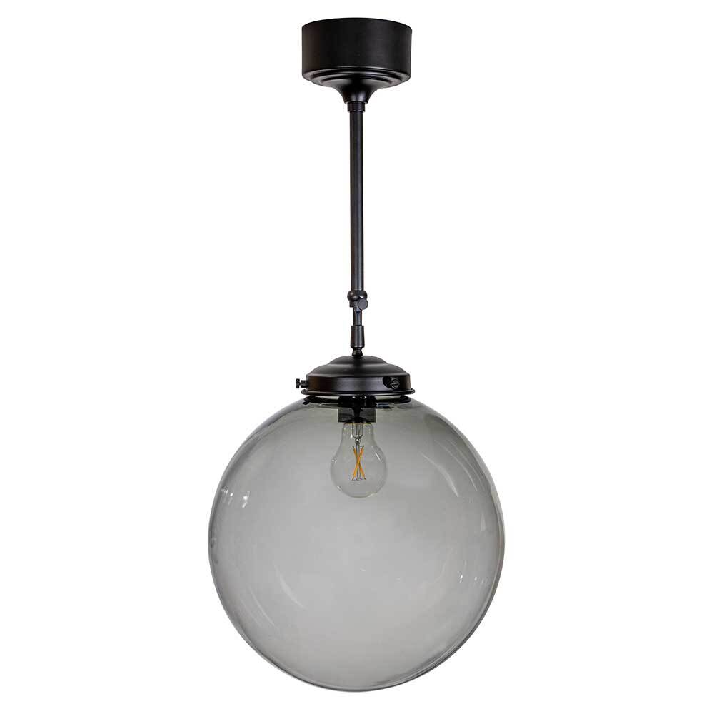 Mora Ø30 Schwarz deckenleuchte Von Armaturhantverk - Klassische Pendelleuchte mit verstellbarer Aufh&auml;ngung in Schwarz.