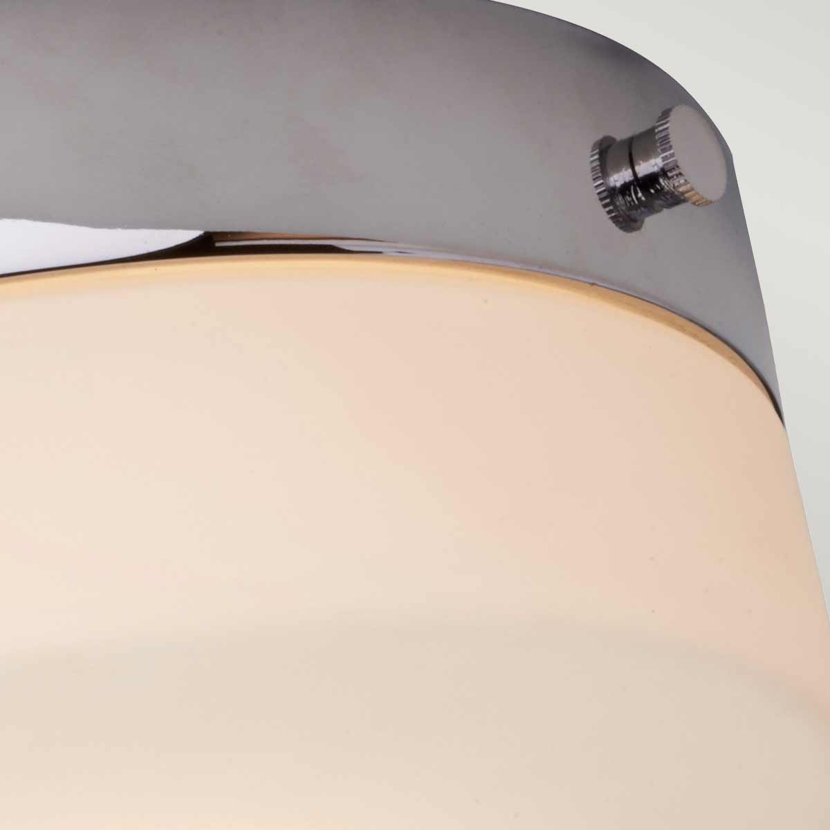 Tamar Ø24 Chrom poliert badezimmerlampe Von Elstead Lighting - Die Deckenleuchte Tamar in poliertem Chrom ist eine stilvolle und funktionale Beleuchtungslösung, die dank der Schutzart IP44 perfekt für Badezimmer geeignet ist, sich aber auch für Flure und Räume mit niedrigen Decken eignet.