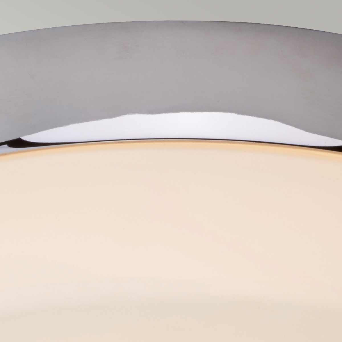 Tamar Ø24 Chrom poliert badezimmerlampe Von Elstead Lighting - Die Deckenleuchte Tamar in poliertem Chrom ist eine stilvolle und funktionale Beleuchtungslösung, die dank der Schutzart IP44 perfekt für Badezimmer geeignet ist, sich aber auch für Flure und Räume mit niedrigen Decken eignet.